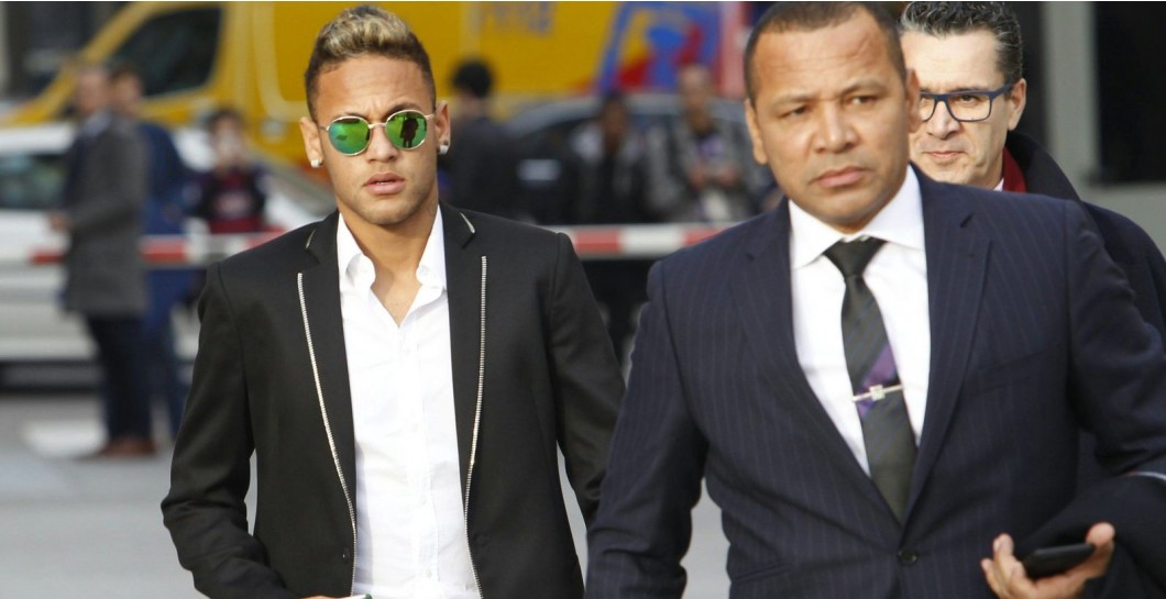 Neymar y su padre entrando a los juzgados