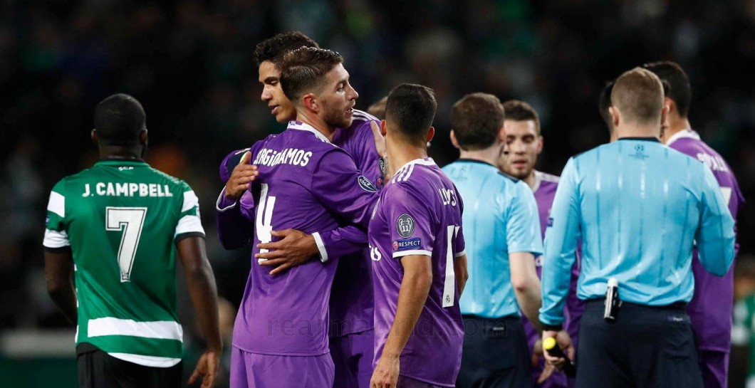 Ramos abraza a Varane tras el partido de Lisboa