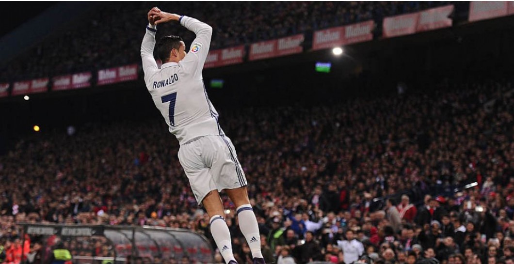 Cristiano celebra uno de sus goles en el Calderón