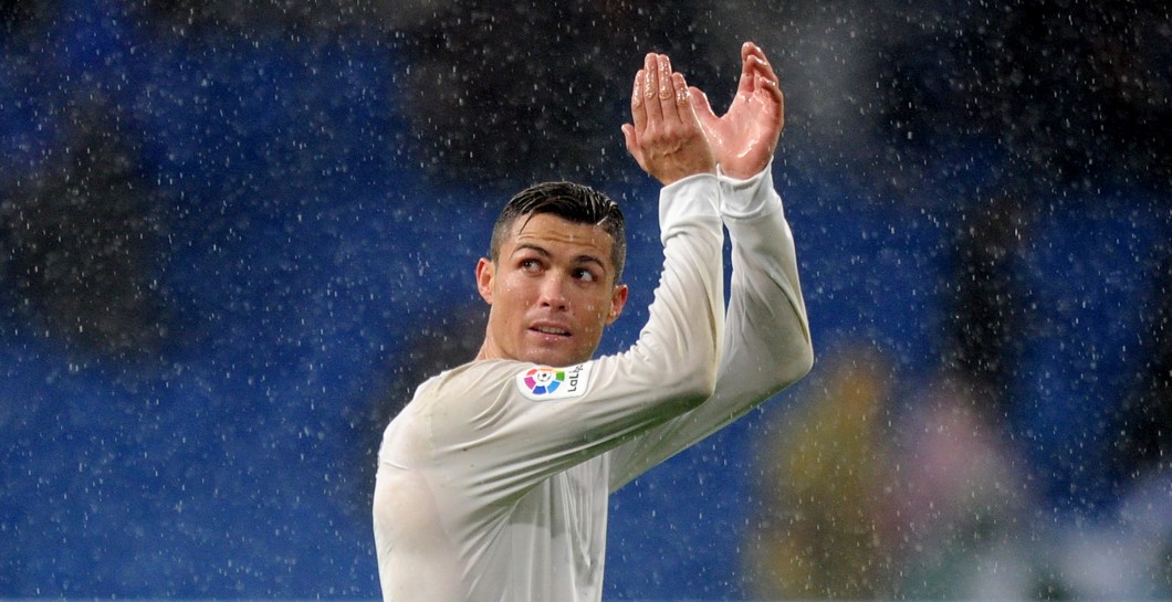 Cristiano Ronaldo aplaude a la afición del Madrid