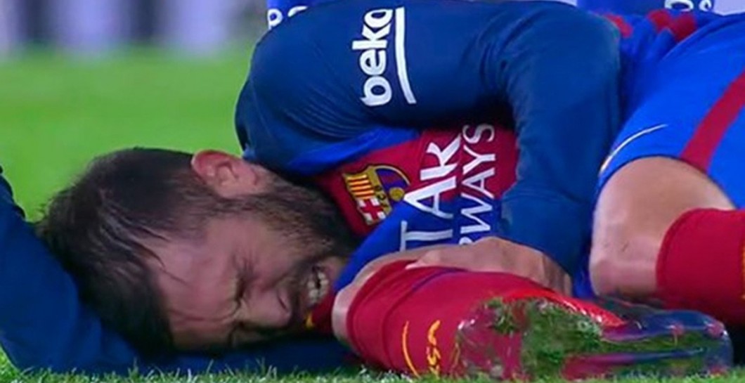 Alba se duele en el suelo en el partido de Anoeta