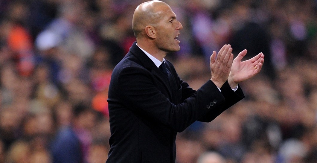 Zidane aplaude en un partido con el Madrid