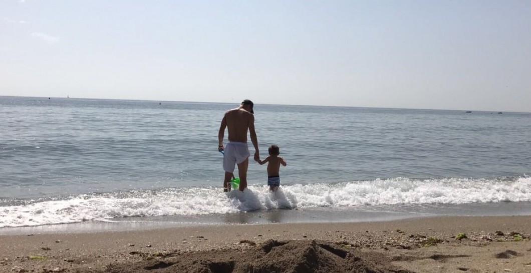 Toni Kroos con su hijo en la playa