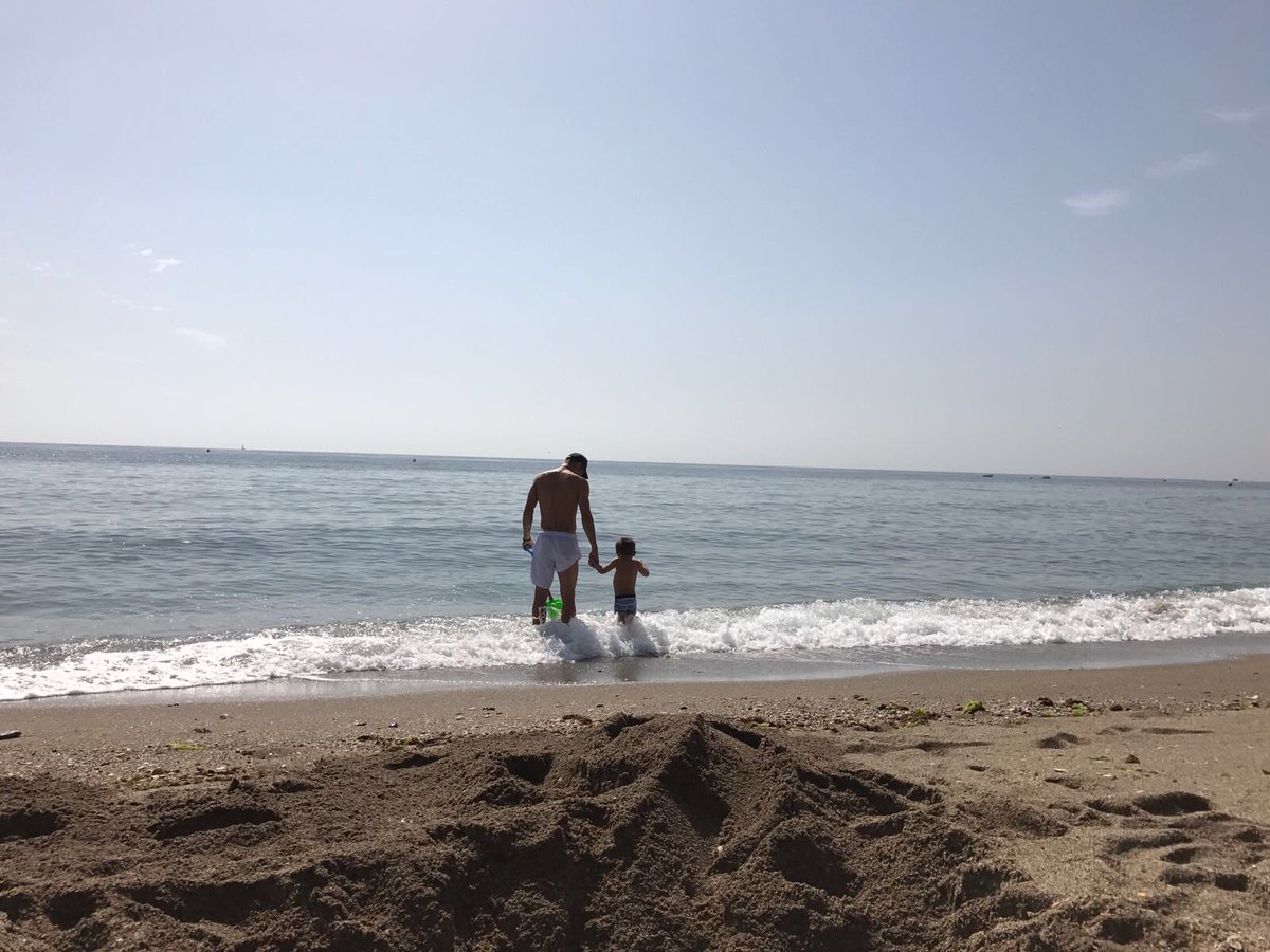 Toni Kroos con su hijo en la playa