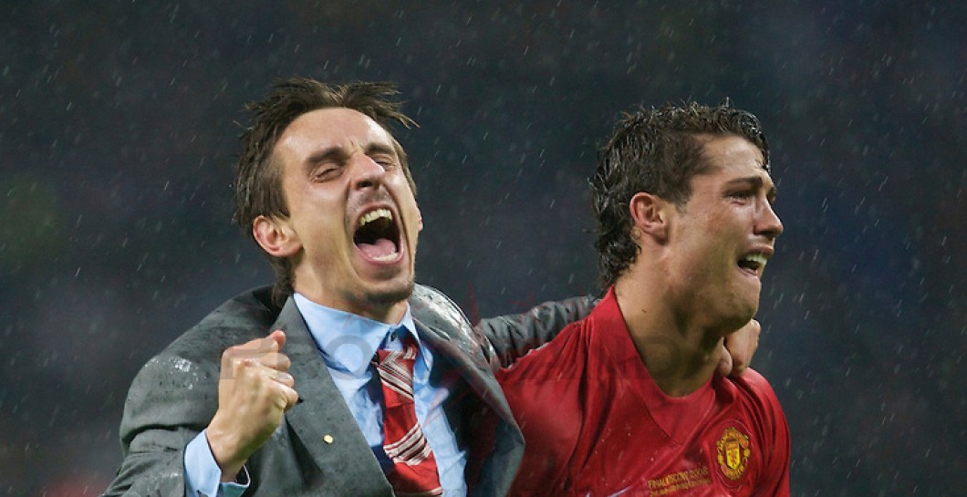 El abrazo de Neville a Cristiano Ronaldo en el Manchester United