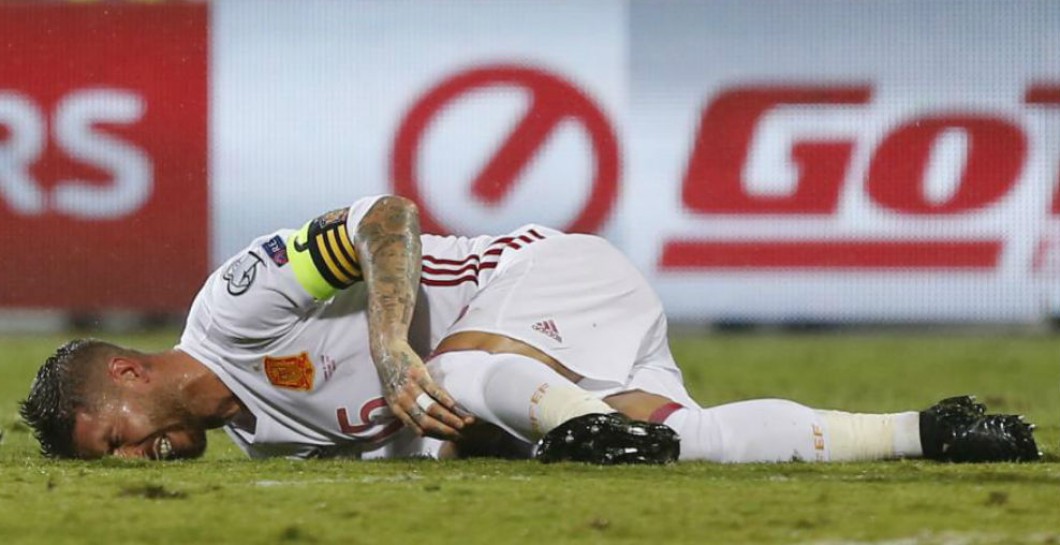 Sergio Ramos se duele en el suelo tras su lesión