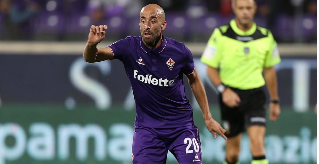 Borja Valero en un partido con la Fiorentina