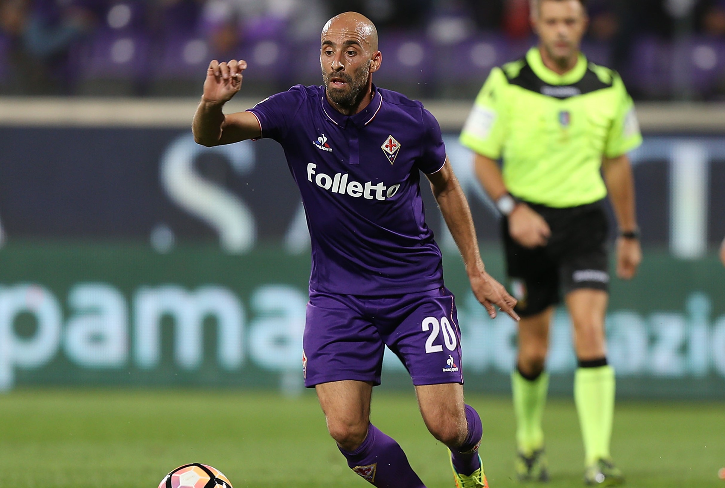Borja Valero en un partido con la Fiorentina