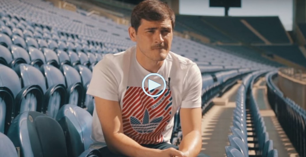 Iker Casillas sentado en una grada