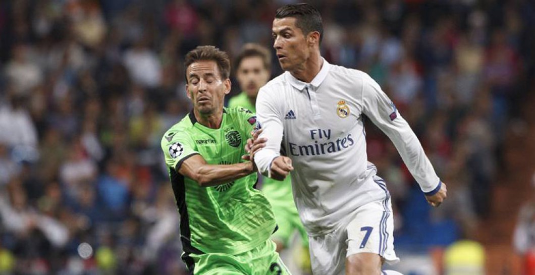 Cristiano Ronaldo pelea por un balón ante el Sporting de Lisboa