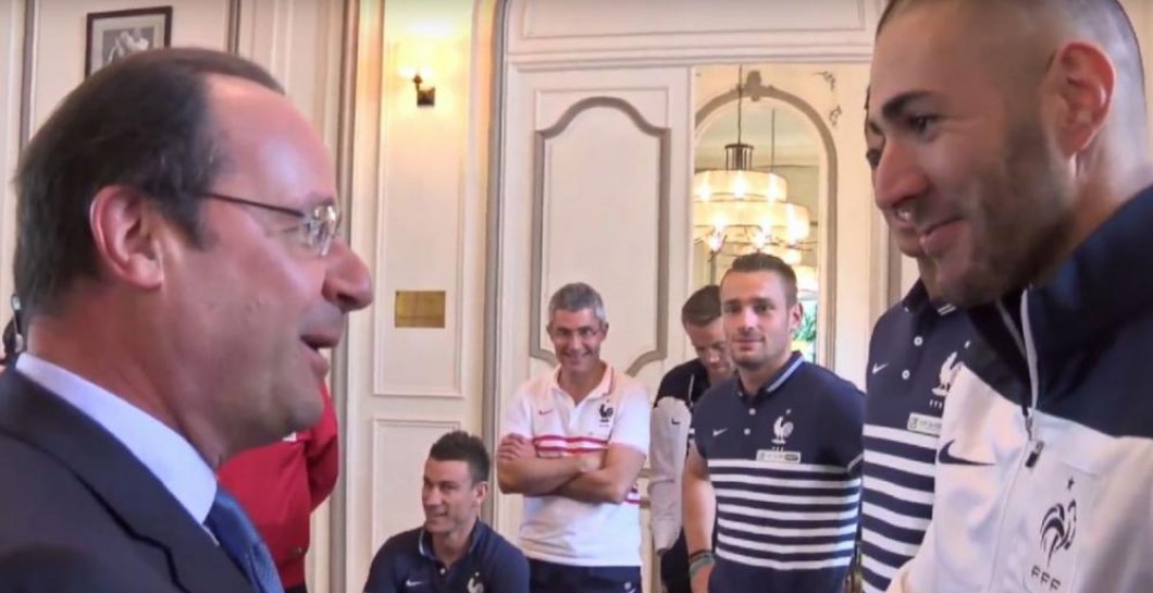 Hollande saluda a Benzema en un encuentro con la selección gala