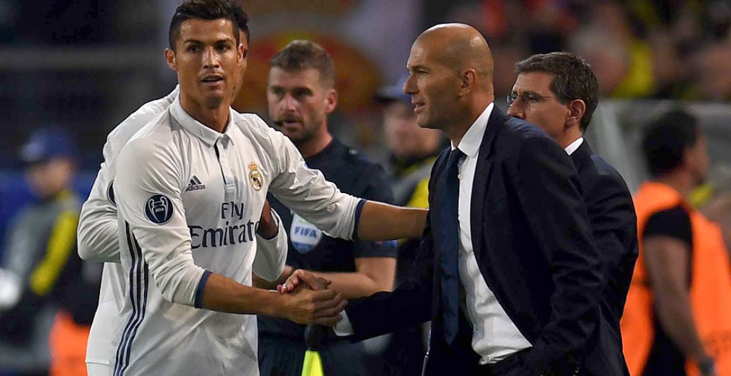 Zidane da la mano a Cristiano tras un encuentro