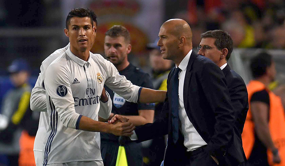 Zidane da la mano a Cristiano tras un encuentro