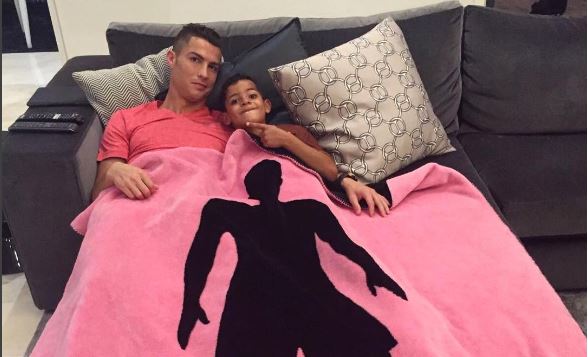 Cristiano Ronaldo, manta solidaria, cáncer de mama