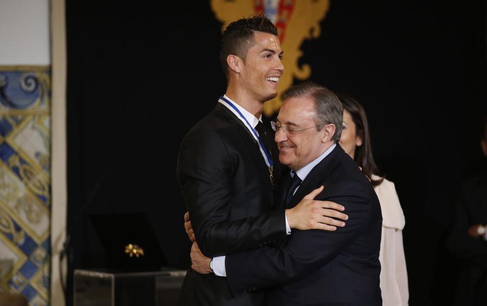 Cristiano se abraza a Florentino Pérez