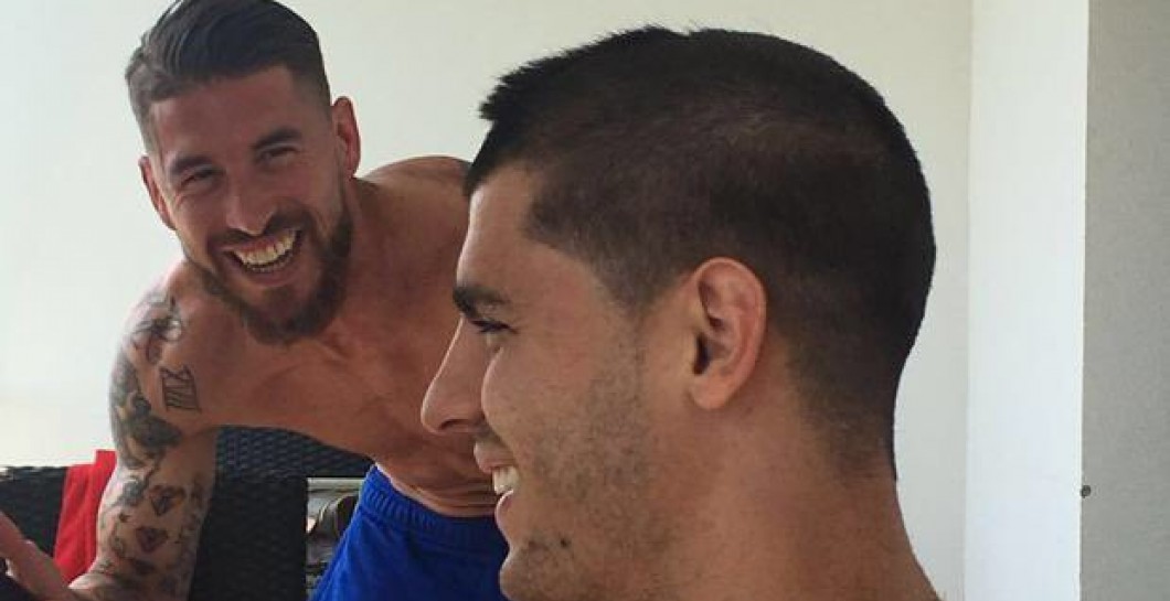 Sergio Ramos regaló a Morata un corte de pelo