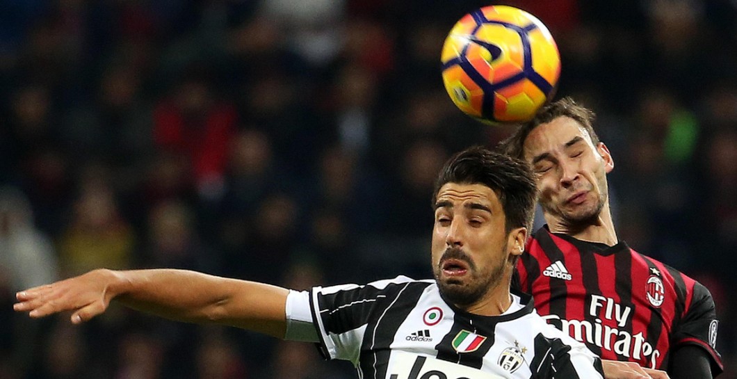Khedira pelea por un balón en el partido ante el Milan