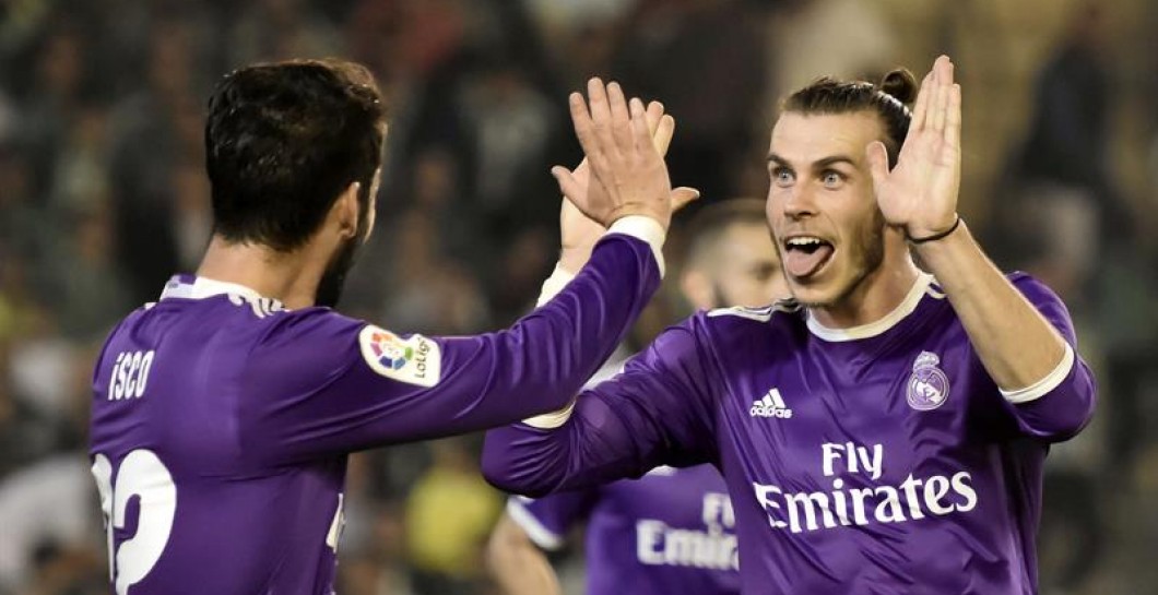 Bale celebra un gol con Isco Alarcón