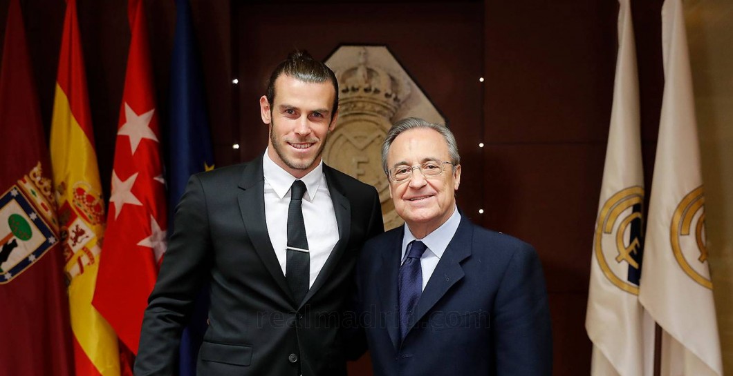 Bale posa con Florentino Pérez en la Sala de Juntas