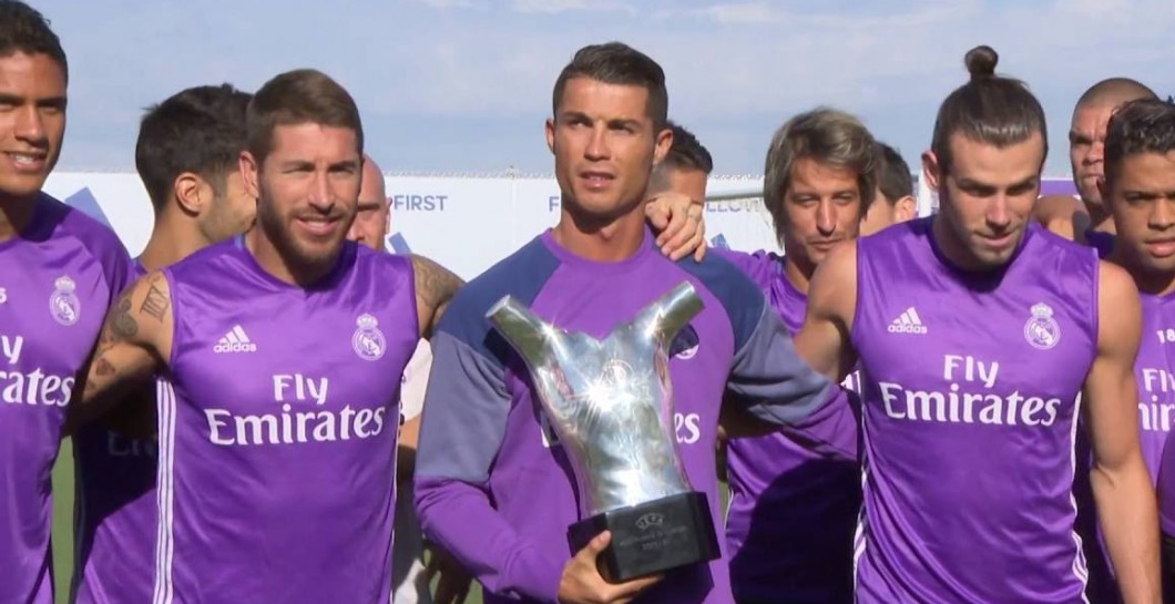 Cristiano con el Premio UEFA junto a sus compañeros