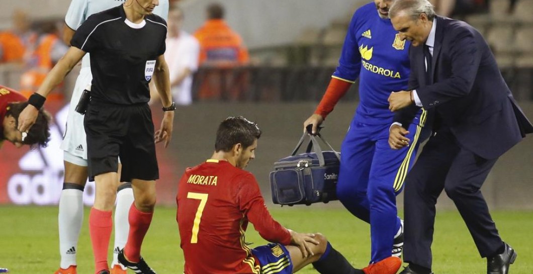 Morata se duele durante el partido ante Bélgica