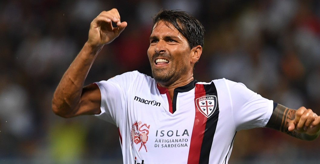 Borriello celebra un gol con el Cagliari