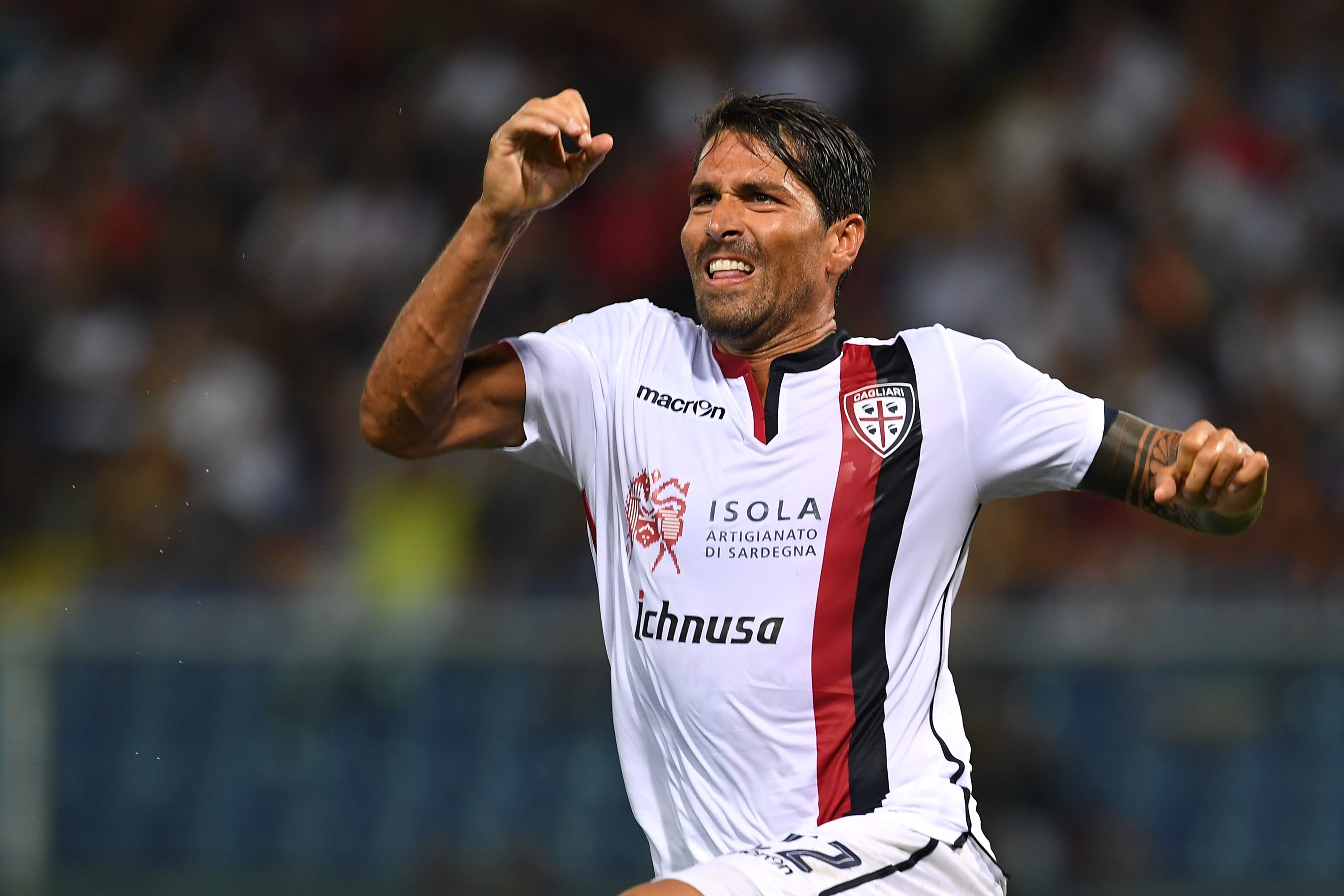 Borriello celebra un gol con el Cagliari