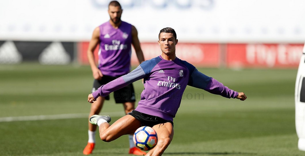 Cristiano Ronaldo remata a portería en el entreno del jueves