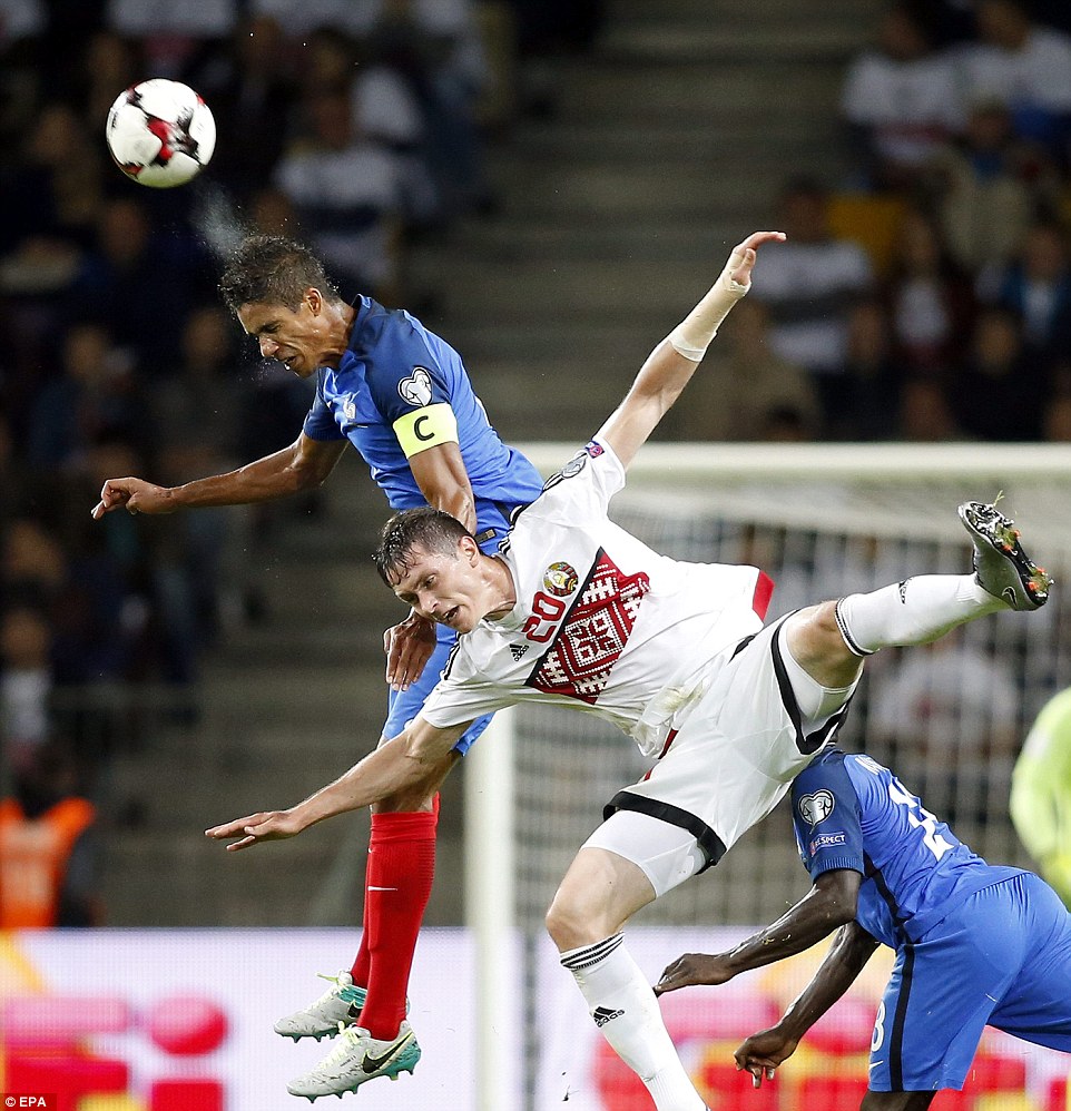 Varane pelea por un balón en el partido ante Bielorrusia