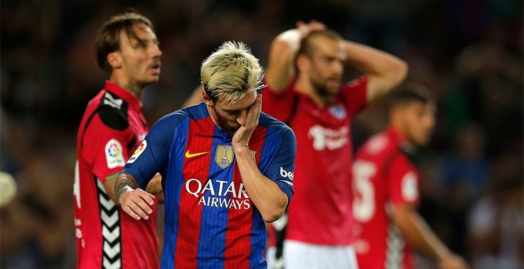 Messi se lamenta en el partido ante el Alavés