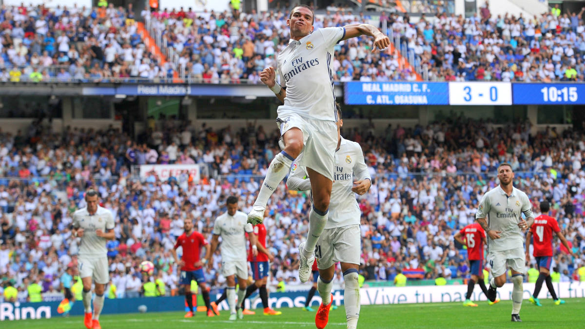 Pepe salta para celebrar su gol al Osasuna