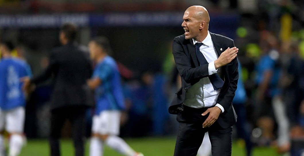 Zidane da instrucciones en un partido reciente