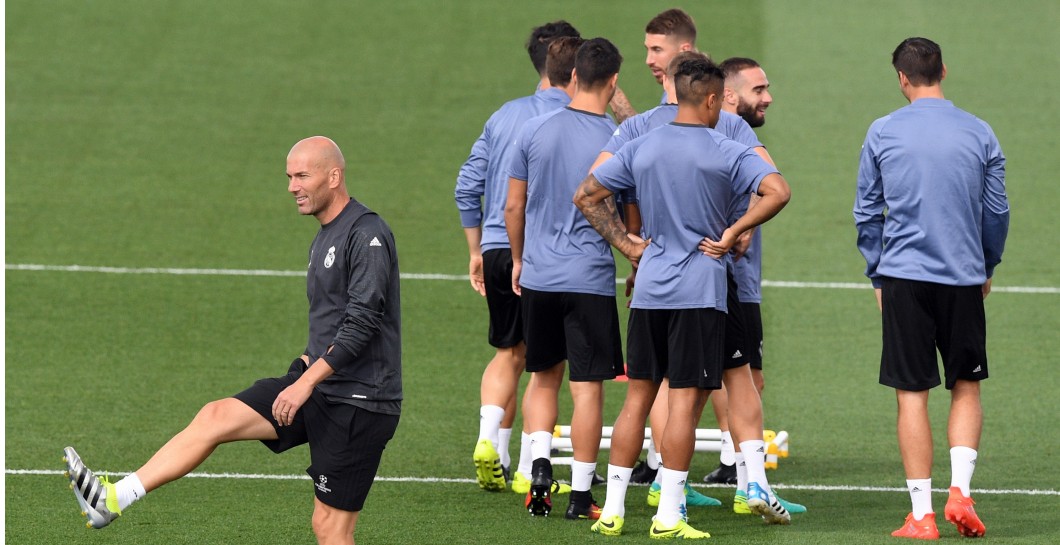 Zidane en un entrenamiento con el Madrid