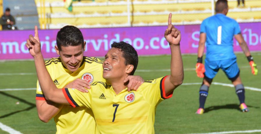 Bacca y James celebran un gol con Colombia