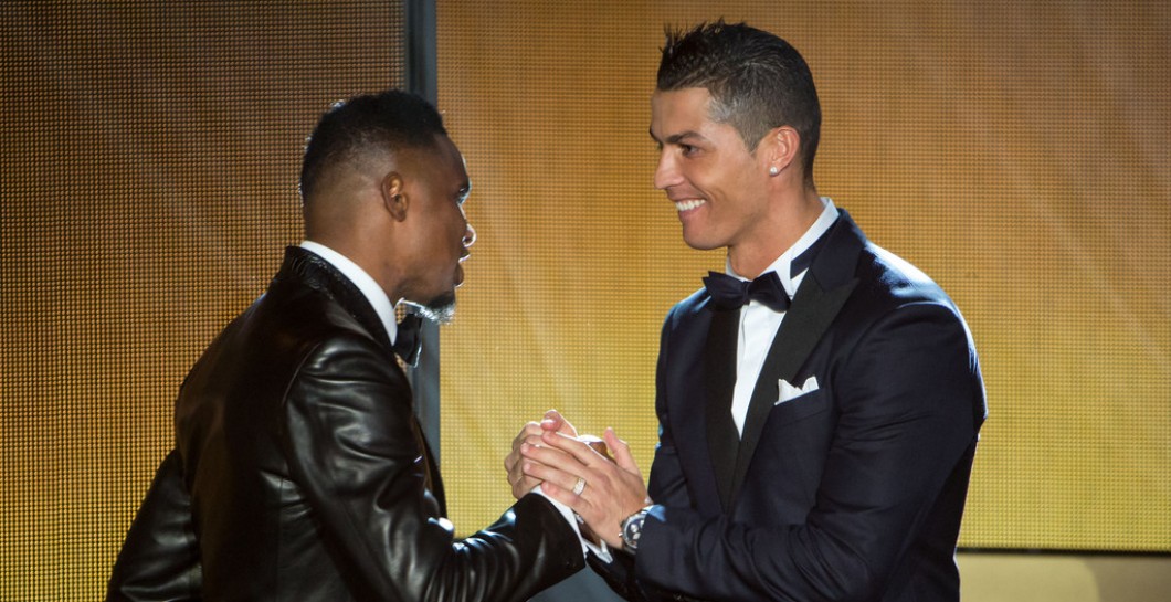 Eto'o y Cristiano se saludan en una gala del Balón de Oro