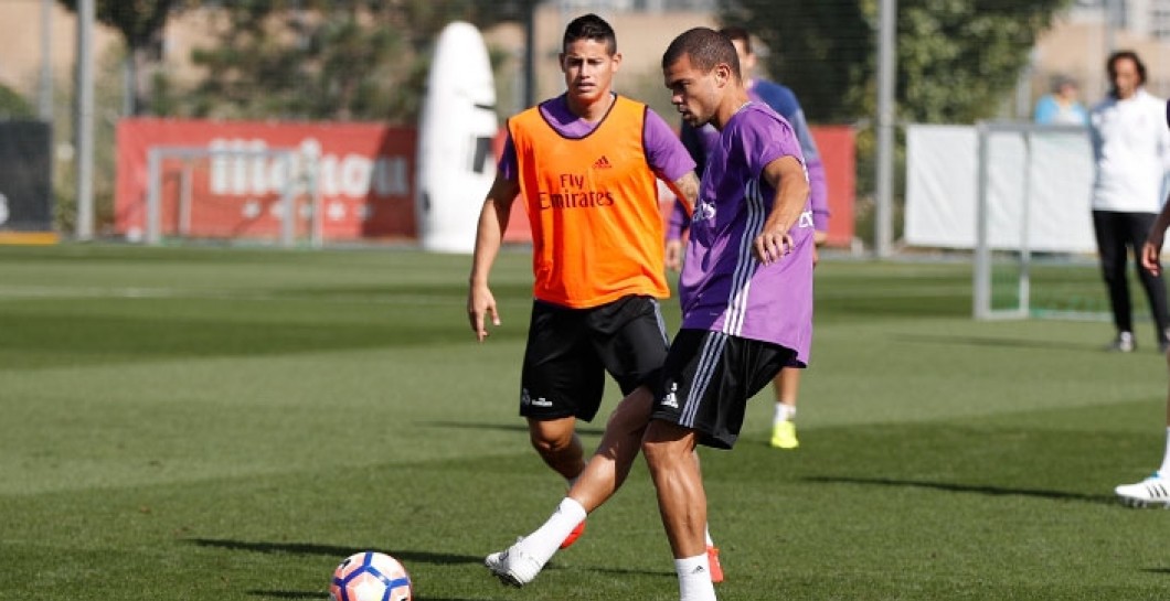 Pepe pasa el balón durante un entrenamiento