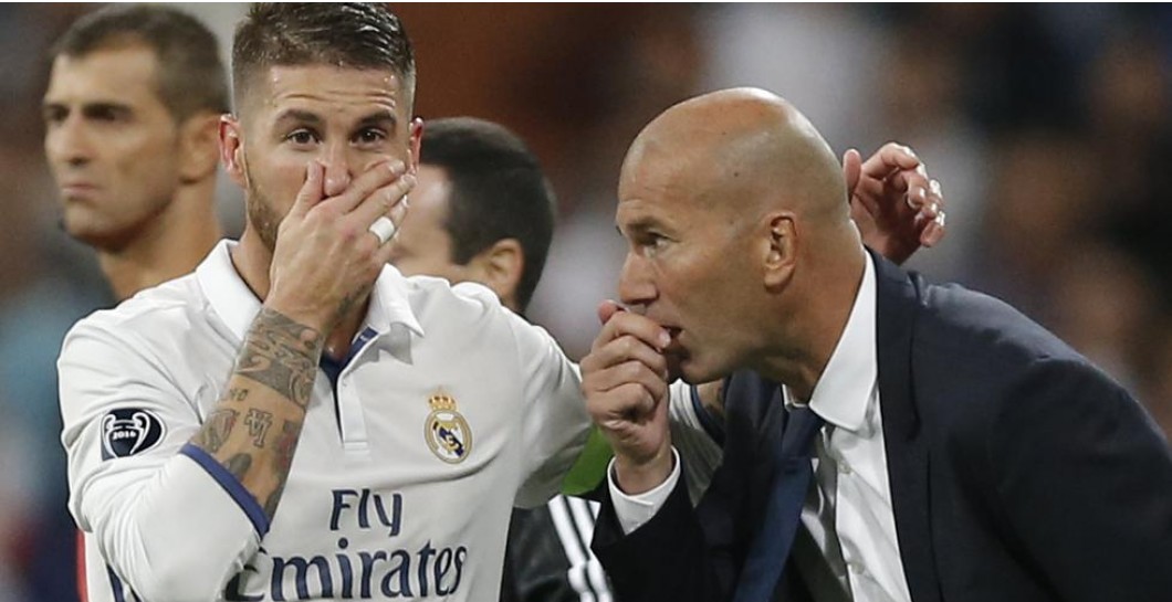 Zidane habla con Sergio Ramos durante un partido