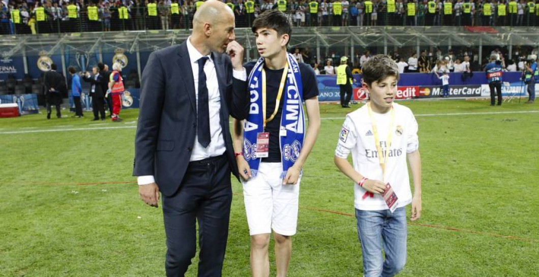 Zidane charla con sus hijos Theo y Elyaz