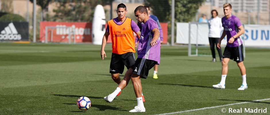 Pepe pasa el balón durante un entrenamiento