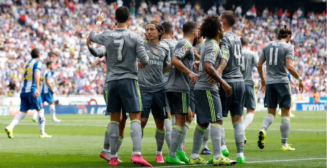 Los jugadores del Madrid celebran un gol ante el Espanyol