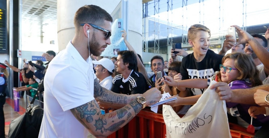 Sergio Ramos firmó autógrafos en Barcelona