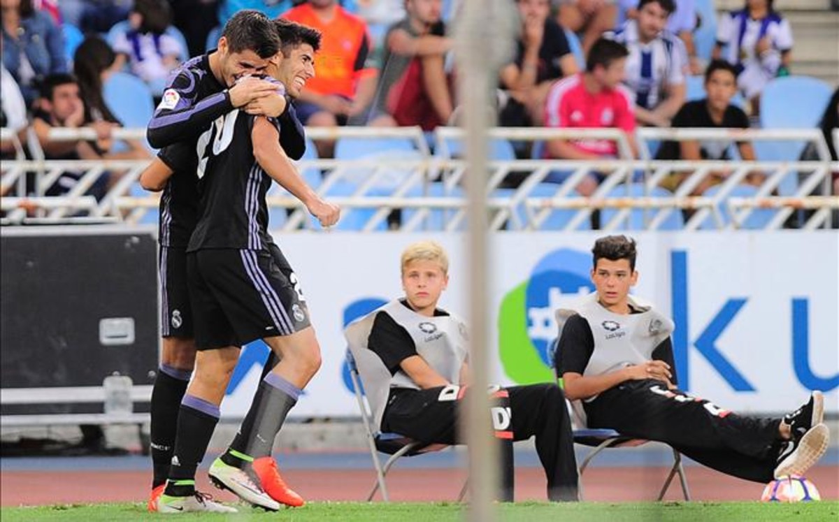 Morata y Asensio celebran un gol