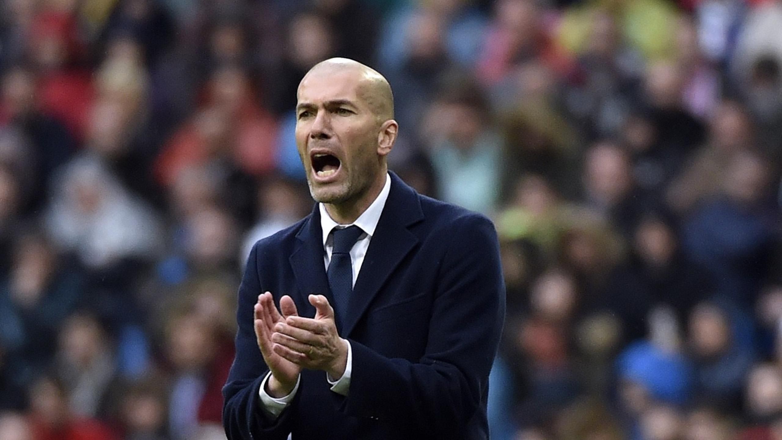 Zidane aplaude durante un partido