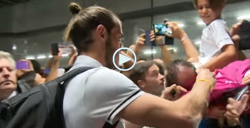 Bale firmó autógrafos tras su llegada a Las Palmas