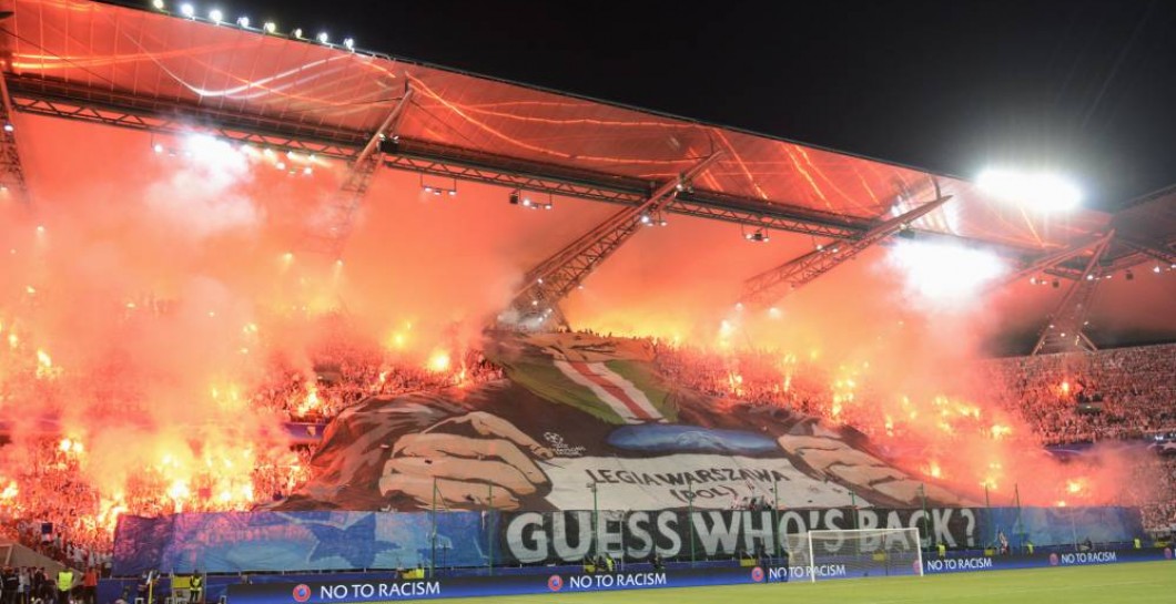 Tifo de la afición del Legia Varsovia en un partido de Champions