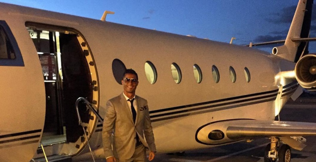 Cristiano Ronaldo posa ante su avión privado