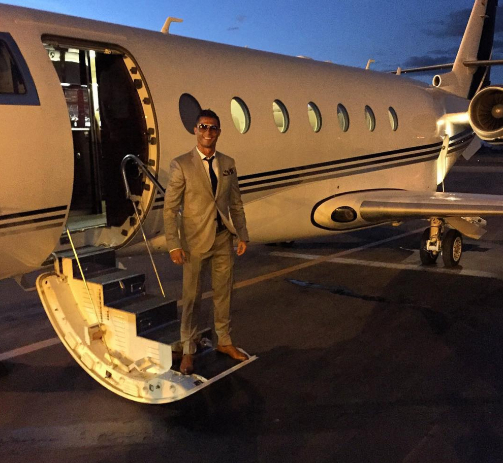 Cristiano Ronaldo posa ante su avión privado