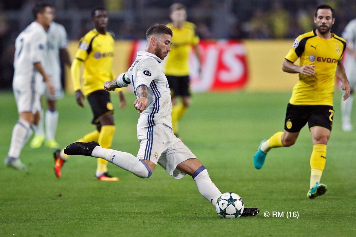 Ramos pasa un balón en el partido ante el Dortmund