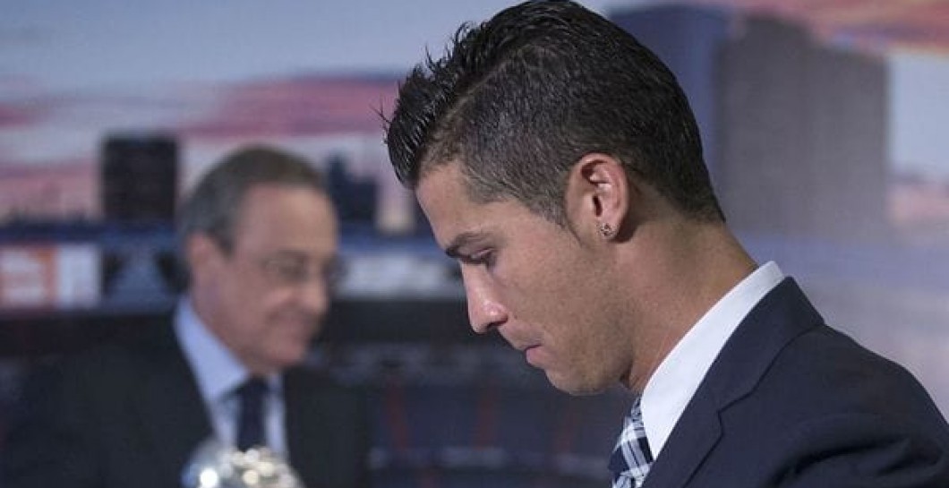 Cristiano Ronaldo con Florentino Pérez de fondo