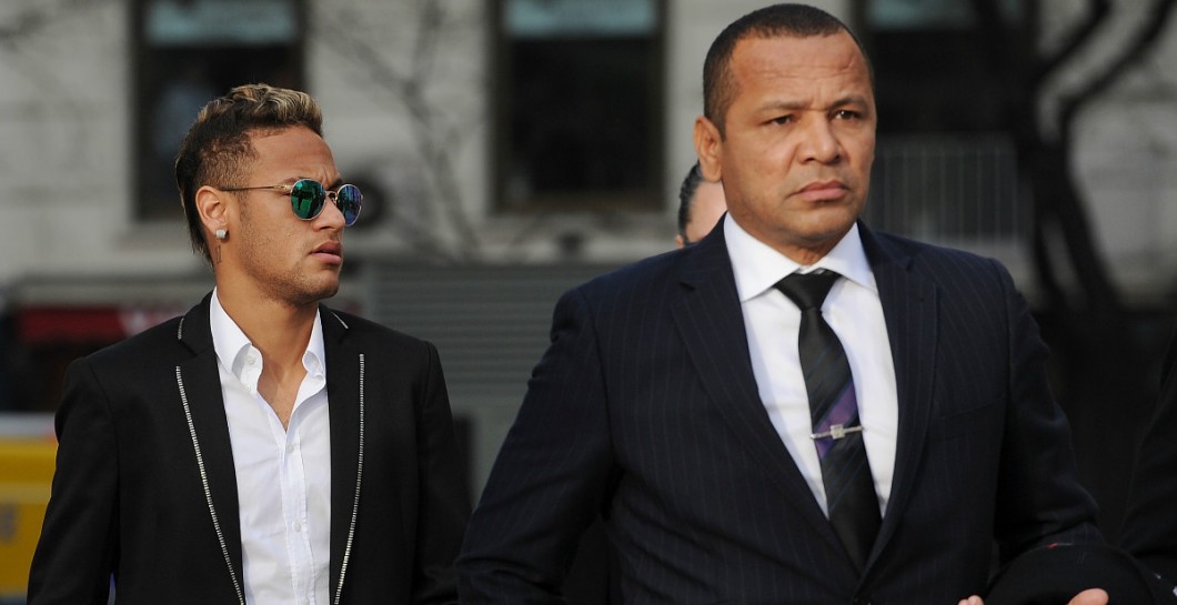 Neymar y su padre serios